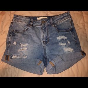 denim shorts. super stretch shortie